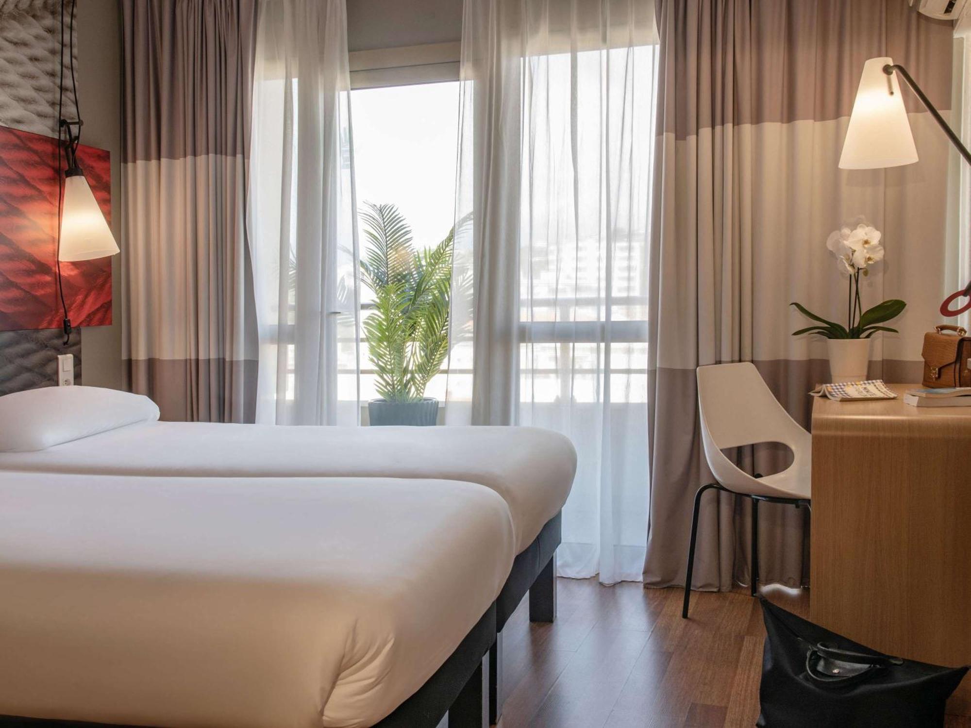 Ibis Cannes Plage La Bocca Bagian luar foto